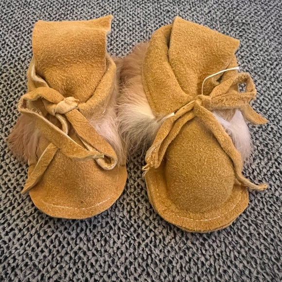 NWOT infant moccasins with fur. - Picture 3 of 6